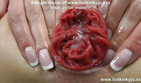 Brunette được phim sec moi khong che đẩy trên một cứng vòi nước