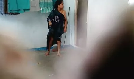 Sau khi biết rằng bạn trai của mình đang lừa dối, cô nàng đã xông vào tiệm làm tóc và đá anh ta ra khỏi đó và la hét, và sau đó, con điếm lỗ đít quyến rũ người thợ làm tóc với cặp mông tuyệt đẹp của xem phim sec khong che mình và anh chàng hoàn toàn đè cô ta trong âm hộ