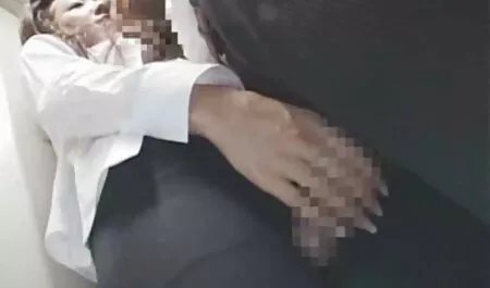 Cô gái đến từ dịch vụ giao hàng đã nhận ra nhà văn nổi tiếng và phim sec khongche sẵn sàng cho mọi kỳ công trong chuyện chăn gối để được ở bên cạnh thần tượng của mình gần hơn