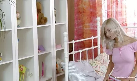 Một cô gái tóc vàng cho hai xem phim sec ko che người đàn ông