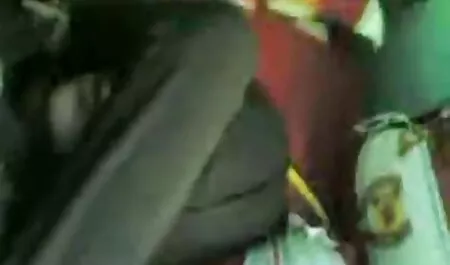 Một người đẹp tóc đỏ giàu có đưa về nhà một người phục vụ rượu của một anh chàng da ngăm đen và vào buổi sáng, cô ấy muốn làm tình một cách cuồng nhiệt và người đàn ông này đã không dày vò cô ấy với những mong đợi lâu dài và chăm chỉ đưa cô ấy pim sec khong che vào một âm hộ chặt chẽ với câu lạc bộ đen