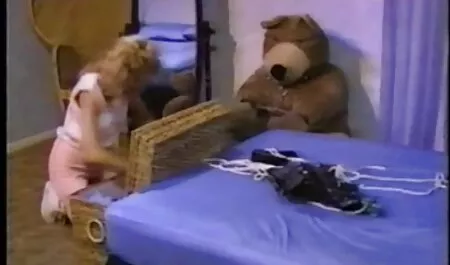 Hai thanh niên nát bươm bên hồ bơi rõ ràng đang thiếu thứ gì đó và lũ gà con, nhìn thấy anh chàng, lập tức lập chiến dịch cho anh ta và trèo vào quần lót của anh ta để có được cái dương vật hùng dũng của anh ta và bản thân anh ta cũng không ngại đụ hai con đĩ này sec khong tre trong những con cặc chật ních.
