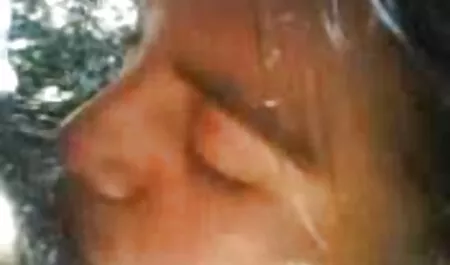 Cô gái tóc vàng bắt đầu khẩn cấp gọi cho bạn gái của mình và mời cô ấy đến thăm cô ấy vì hai người đàn ông vô độ đến, những người ham muốn tình dục và có lỗ của cô phim sec khong che moi ấy để làm hài lòng cả hai thành viên của họ