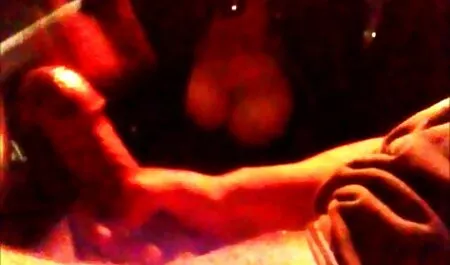 Anh chàng rất muốn làm tình, nhưng bố của cô gái ở nhà và anh ta phải trốn xuống hồ bơi để liếm âm hộ và gầm giường của cô phim sec gai xinh khong che ấy để cô ấy nhảy lên trên con cặc của anh ta và bố vẫn bắt được họ, nhưng đã quá muộn vì anh chàng đã làm rơi tinh trùng vào mặt cô