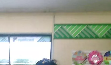 Cô thư ký đã quá mệt mỏi với ông chủ của mình, một kẻ biến thái, và khi cô ấy gợi ý cho anh ta về việc tăng lương, anh ta nhìn cô ấy với ánh pim sec khong che mắt thèm muốn và con chó cái cho anh ta một màn chơi tuyệt vời đến nỗi anh ta mất đầu và địt cô ấy như một kẻ điên trên bàn