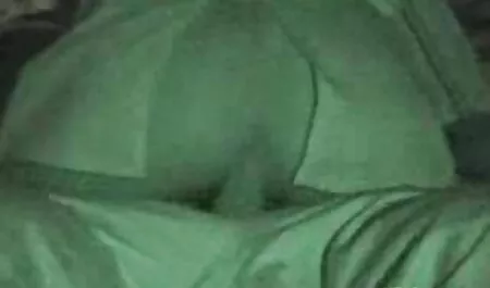 Các cô gái mặc đồng phục bóng đá chuyển sự chú ý của các chàng sang nhóm vận động viên phim seckhong che thác loạn với những pha bắn tinh thô bạo và hậu môn