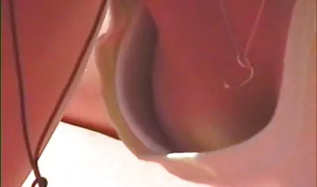 Cậu con trai ghé vào thăm mẹ kế lâu ngày không gặp và cô gái tóc vàng rất bất ngờ về lần ghé thăm này, cô nhanh chóng vào nhà tắm để tắm rửa và làm tình với một anh chàng mà phim sec che con lâu rồi cô không gặp và anh chàng hóa ra có một dương vật có kích thước vừa phải khiến cô thoải mái hoàn toàn. nhảy lên trên của nó, siết chặt một âm hộ