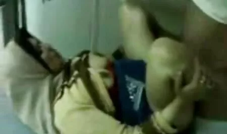 Cô gái mời một người đàn ông đến với cô ấy và cô ấy vuốt ve ngực của cô ấy và thoa chúng bằng kem dưỡng da bên hồ bơi và khi anh ta đến, cô ấy kéo anh ta vào nhà vì cô ta muốn đụ với bệnh ung thư và lấy tinh trùng lên mặt anh ta. phim sec ko che