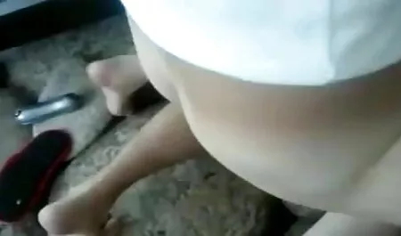 Một bà thầy bói tóc vàng quyến rũ quyến rũ khách hàng trẻ tuổi của mình và trước khi dự đoán tương lai, cô gái này phimsec không che đã hút dương vật của anh ta và say mê đưa nó lên bàn của mình trong một âm hộ đầy lông