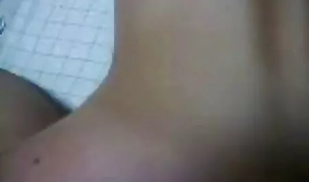 Một cô con gái gợi cảm xem pim sec khong che đã chuẩn bị một điều bất ngờ cho cha dượng của mình, và khi cô ấy cởi quần lót của mình, ông thấy rằng một chuỗi hậu môn được đâm vào áo vest của cô ấy và ông hiểu gợi ý này và đụ vào mông người đẹp trẻ tuổi, làm anh ta chảy đầy tinh trùng một cách thô bạo