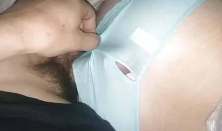 Một cô gái tóc vàng với bộ ngực to và đội mũ lưỡi trai đang đợi bạn trai của cô ấy xuất hiện, người cởi bỏ dây treo của cô ấy để cô ấy đưa dương vật của anh ấy vào giữa ngực cô ấy và đẩy cô ấy vào âm hộ của mình hết chiều dài seckhong che