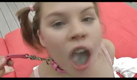 Một bà mẹ Nga trưởng thành trong bộ đồ lót sexy đánh thức người tình trẻ đang ngủ của mình và đút sừng cho chồng bằng cách quan hệ tình dục với anh phim sec kg che ta