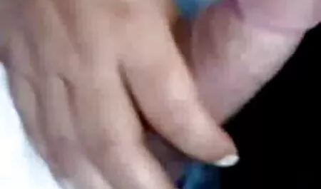 Hai rôm rả gà con thủ dâm lẫn nhau anuses với ngón tay và một dildo trước nóng hậu môn anh sec ko che gangbang với một người lần lượt