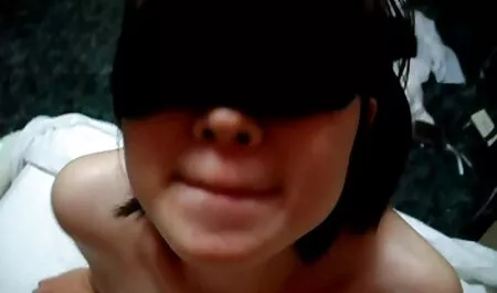 Người đẹp Tây Ban Nha nóng bỏng cho hai người đàn ông thấy bộ ngực và cặp mông phát triển của cô ấy, và họ trao nhau ánh pim sec khong che nhìn bắt đầu yêu cô ấy từ cả hai phía, và sau đó họ hoàn toàn thâm nhập vào cả hai lỗ