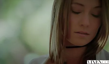Một cô gái với cặp mông thần thánh và cặp vú tự nhiên Valentina Nappi quyến rũ một chàng trai và anh ta vuốt ve người đẹp này gần như bắt tay phim sec khongche và đưa nó vào miệng cô ấy và sau đó trong một cặp mông ngọt ngào và đánh cô ấy cho đến khi đạt cực khoái