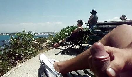 Một cô gái điếm gợi cảm mời một nhà thiết kế đến với cô ấy để thảo luận về việc cải tạo căn hộ của cô ấy và người đàn ông nhìn thấy cách phim sec manh khong che cô ấy xoay mông trong đôi tất sexy trước mặt anh ta và nhận ra rằng trước hết cần phải làm việc với âm hộ của cô ấy.