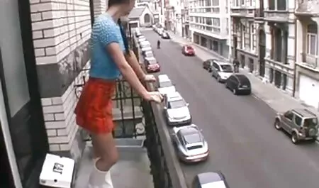 Một người đẹp choáng váng quay trở lại với bạn trai của mình và anh ta sắp xếp cho cô ấy một buổi hẹn hò lãng mạn tại nhà và cô ấy quá xúc động trước hành vi của anh ấy đến mức cô ấy gợi ý về tình dục bằng cách thọc tay vào quần lót của cô ấy và người đàn ông làm cho phim sec ko che cô ấy Cooney đầu tiên và địt con cặc lớn của cô ấy