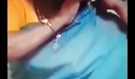 Một người đẹp anh sec ko che mắt nâu trong bộ đồ lót gợi cảm, ngay cả trên cầu thang, nói những lời tục tĩu với người đàn ông của mình và kéo anh ta vào phòng ngủ để anh ta cởi quần áo của cô ấy hoàn toàn và địt cô ấy một cách tàn bạo vào lỗ hậu môn