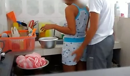 Một cô bạn gái ngực khủng vô độ liên tục leo lên người bạn trai của mình để làm ﻿sec khong che tình và cô ấy thậm chí không thèm để ý rằng mẹ anh ta có thể nhìn thấy tất cả những điều này và sau đó anh ta dẫn cô ấy vào phòng ngủ để đụ mạnh vào đó