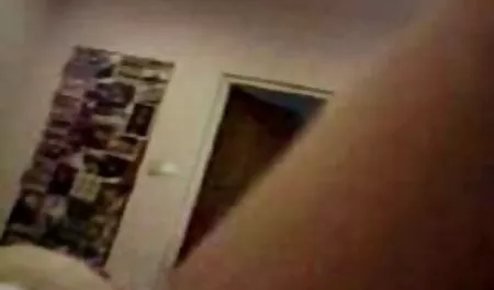 Một phim sec hoc sinh khong che gã hói đặt một bao cao su trên của anh ấy xỏ tinh ranh và pound một busty nga gà con trong cô ấy L.