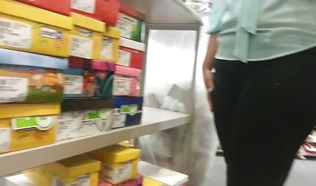 Cô gái trên chiếc xe đạp cho phép anh chàng in đít và lái một con cặc đang đứng vào một lỗ hậu môn chặt chẽ phim sec kg che trong công viên dưới cây bạch dương