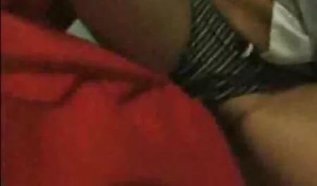Một người phụ nữ trẻ da đen cho một liếm phim sec dit nhau ko che đến cô ấy ham muốn tại interracial vật đúc