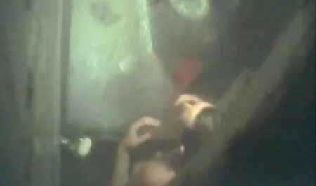 Black chick có được khoái cảm tình dục từ một cú sốc điện ﻿sec khong che nhẹ
